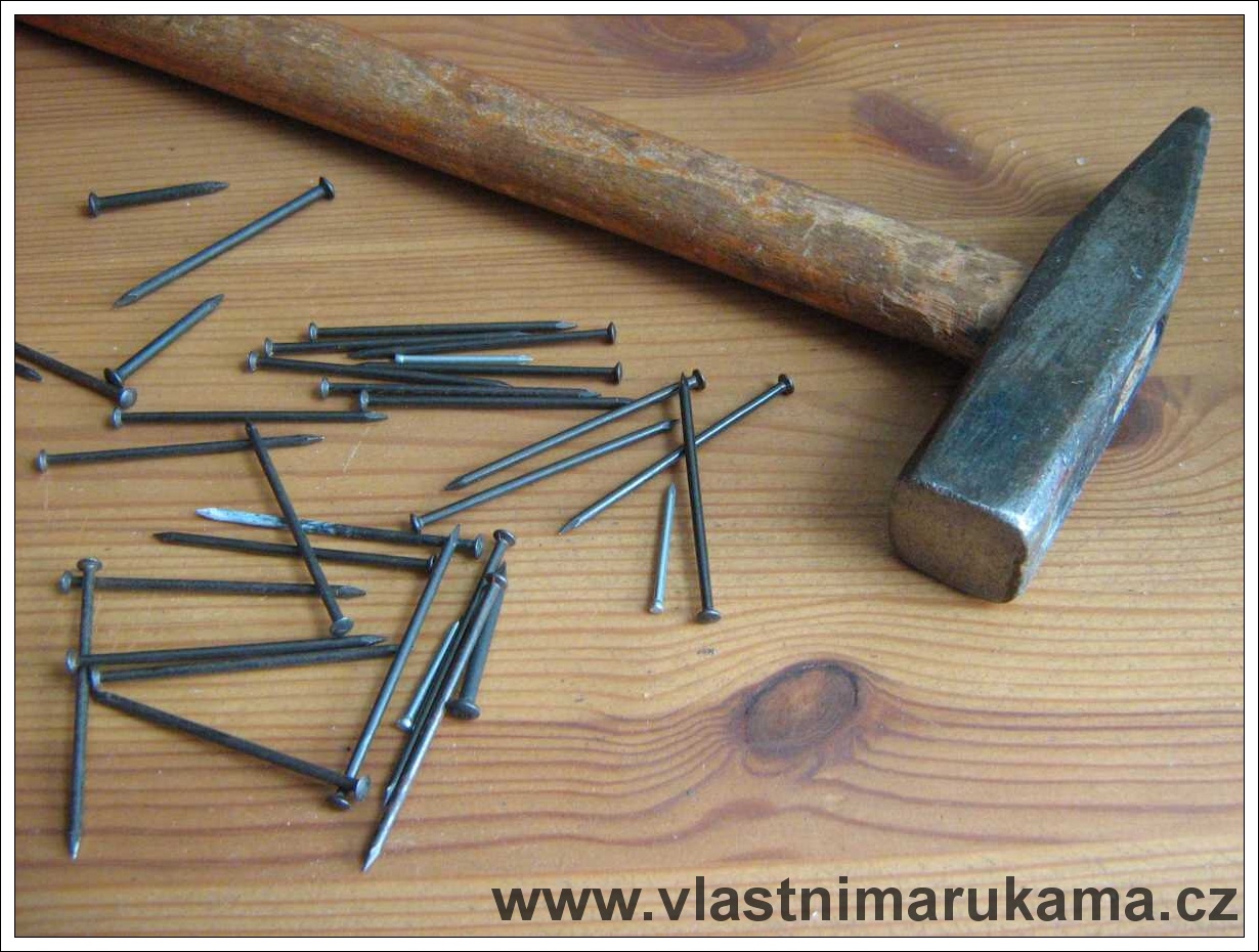 Hřebíky, foto med Hřebíky a kladivo