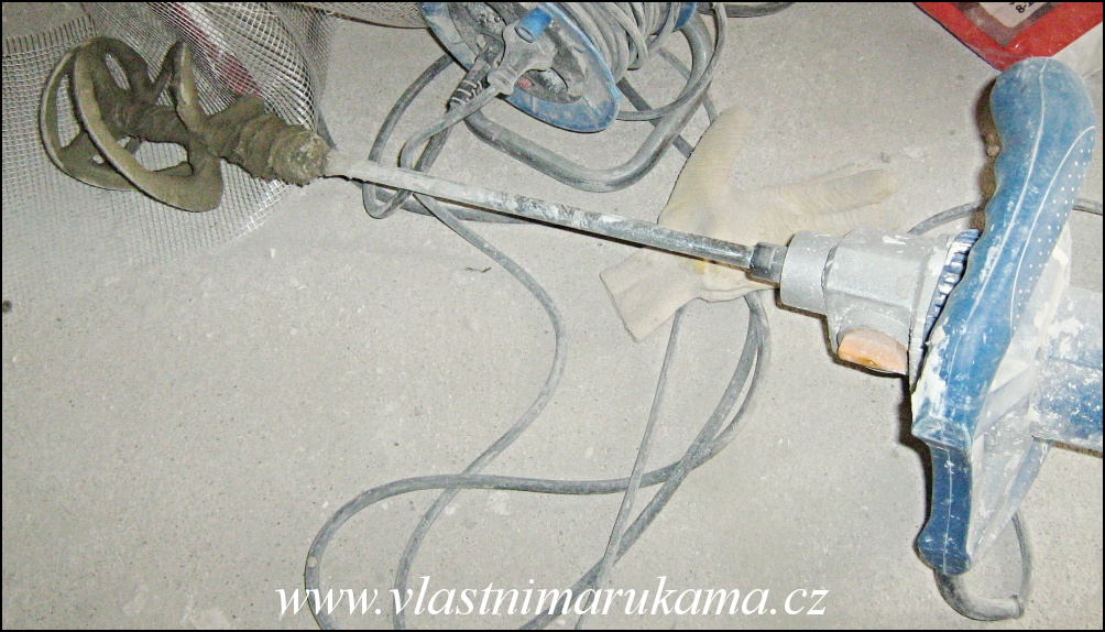 míchací metla, foto med stavební ruch nejčastěji zastupují stavební míchačky a moderní motorová míchadla a míchací metly.