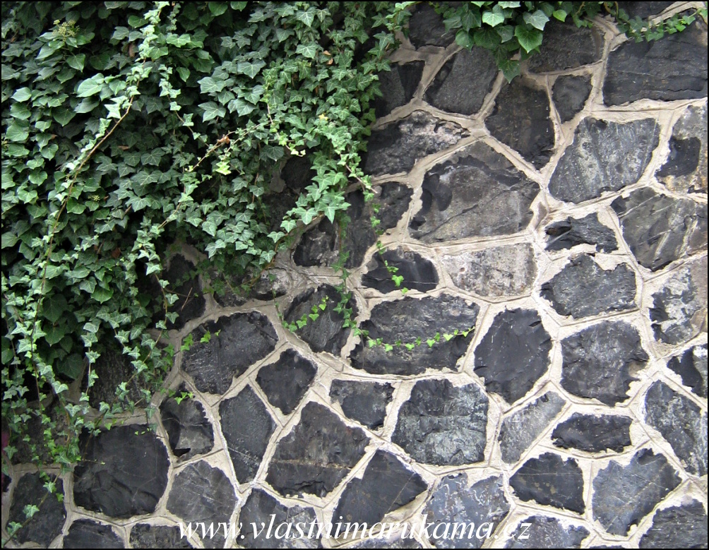 hydrofobní penetrace, foto med kamenná zeď natřená hydrofobním nátěrem