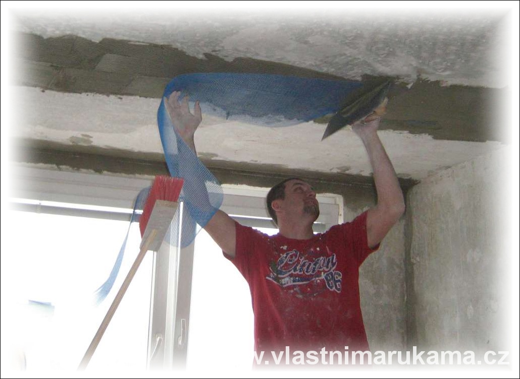 Omítání stropu s použitím perlinky
