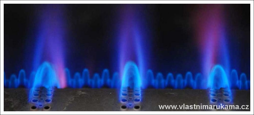 plynové hořáky hoří modrým plamenem
