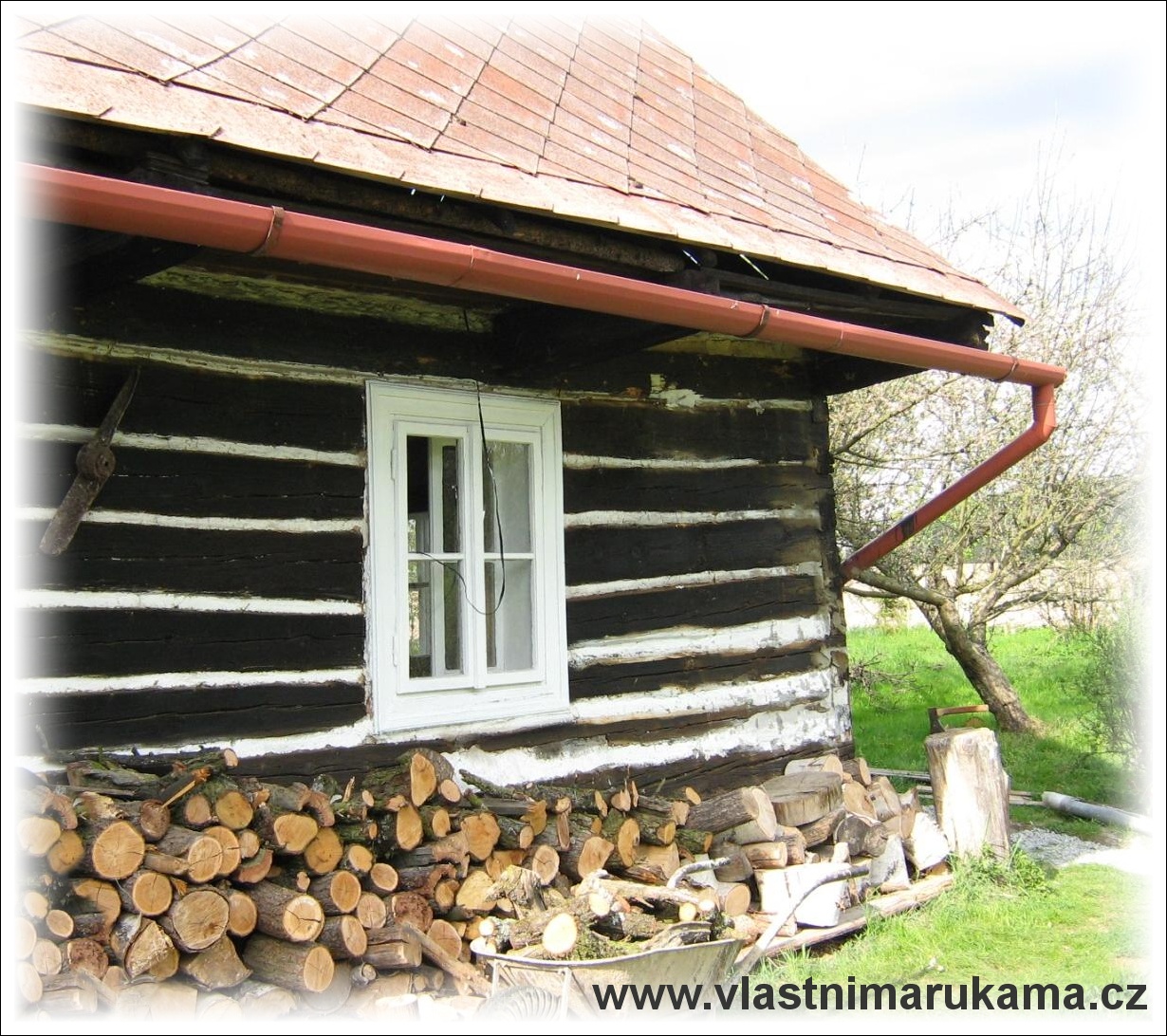 odzimovanou chalupu vytápíme, foto med stará chalupa obložená dřívím na otop