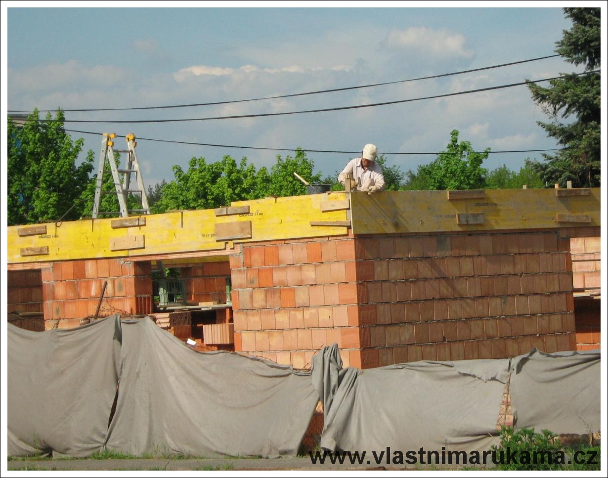 stavba stěn, foto med Stavba rodinného domu z tvárnic