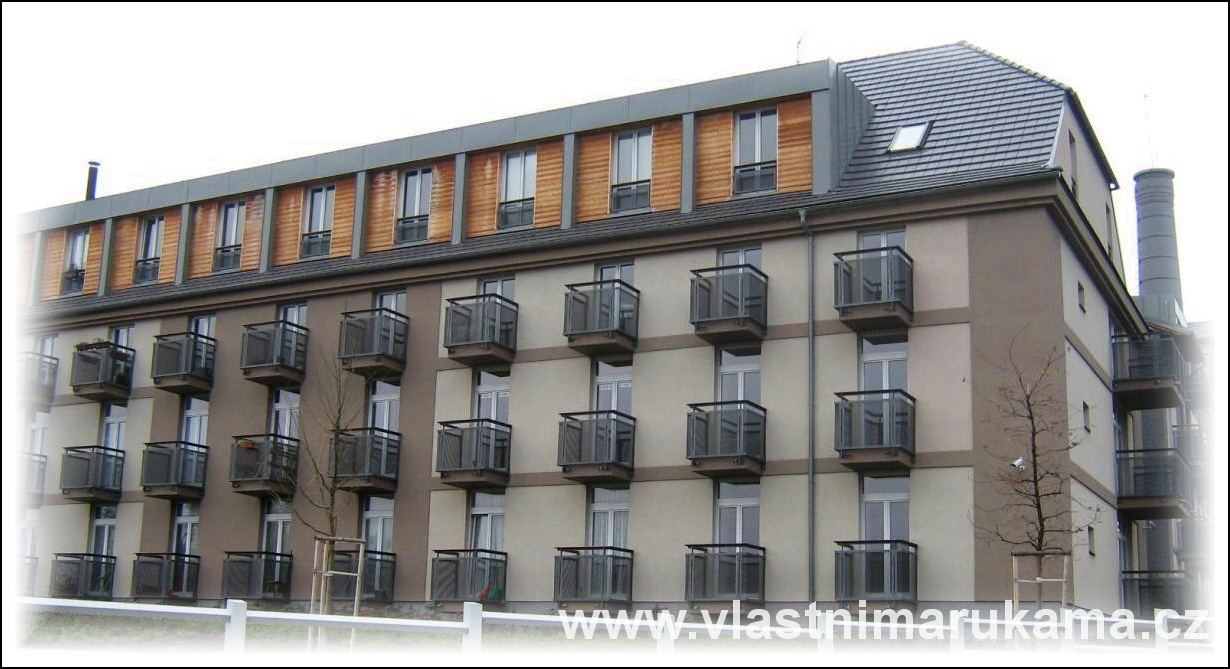 Malé balkony na bytovém domě