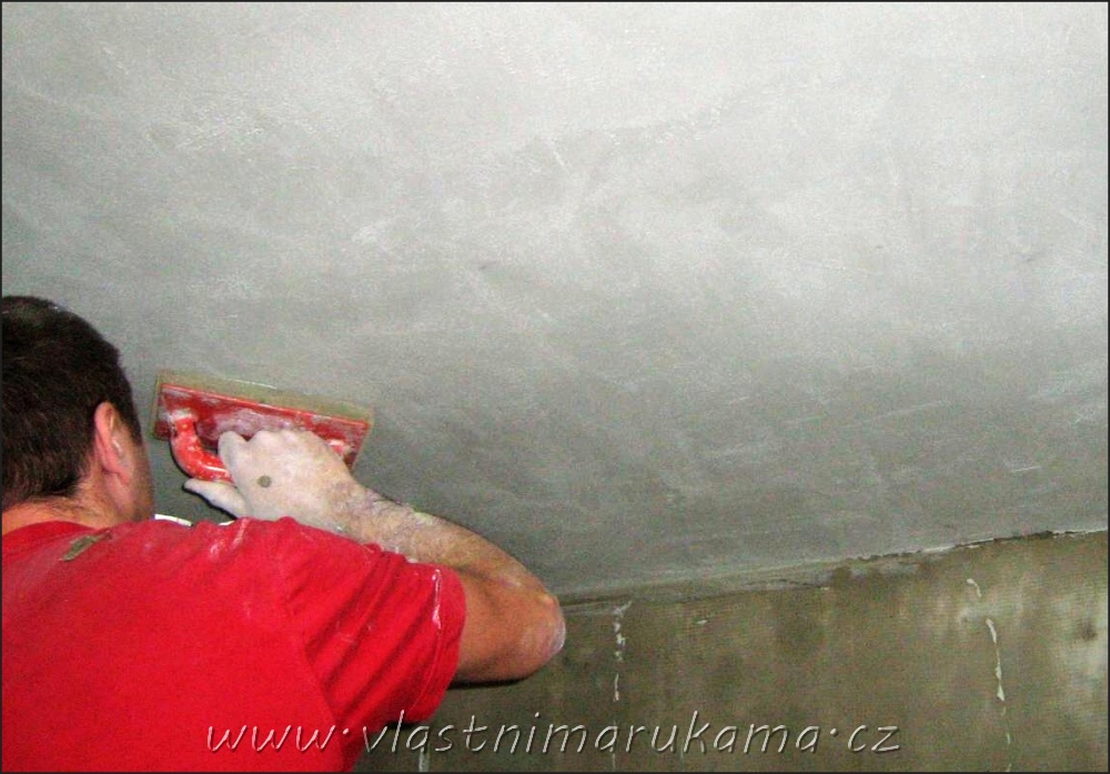 hlazení stropu, foto med omítka stavební konstrukci chrání a zlepšuje také kvalitu zvukové a tepelné izolace