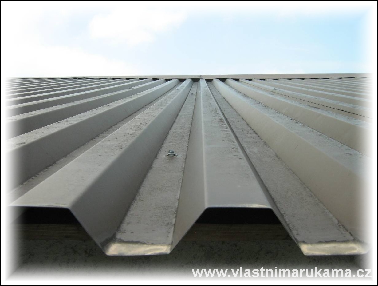 Zoxidovaná plechová střecha před nátěrem