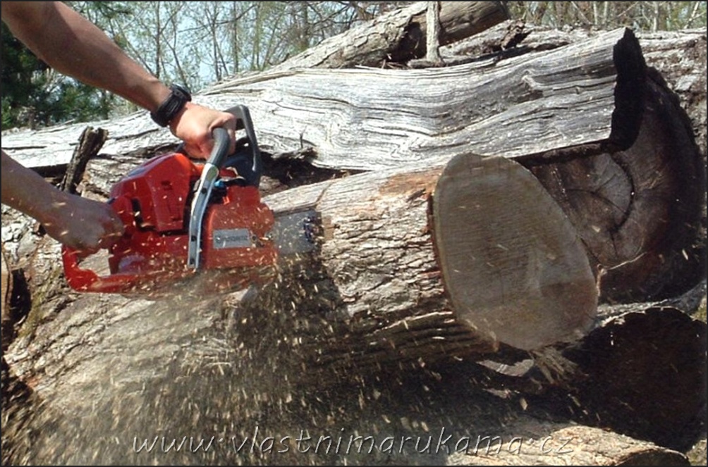 Řetězová pila je ke kácení stromů a k řezání drobnějšího dříví, což oceníme při práci se stavebním dřívím. 