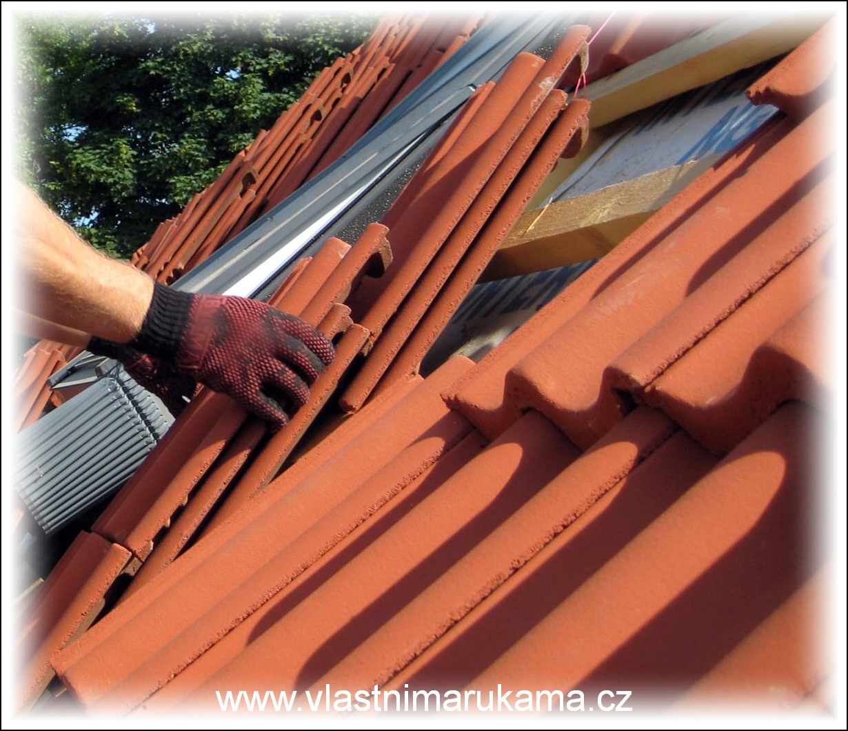pokládka krytiny, foto Michi Překládání tašek na střeše