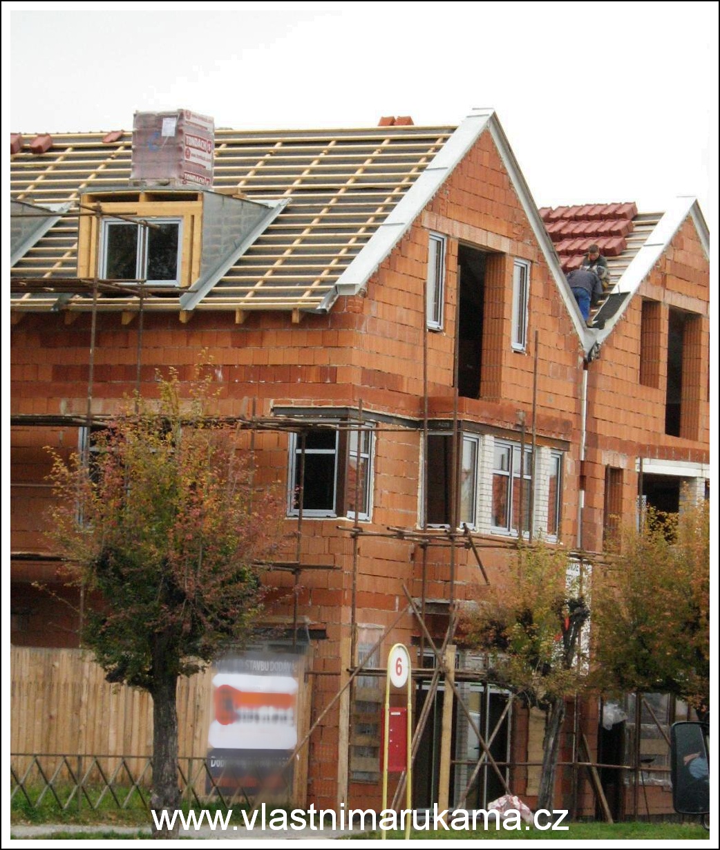 pokládka střechy, foto med