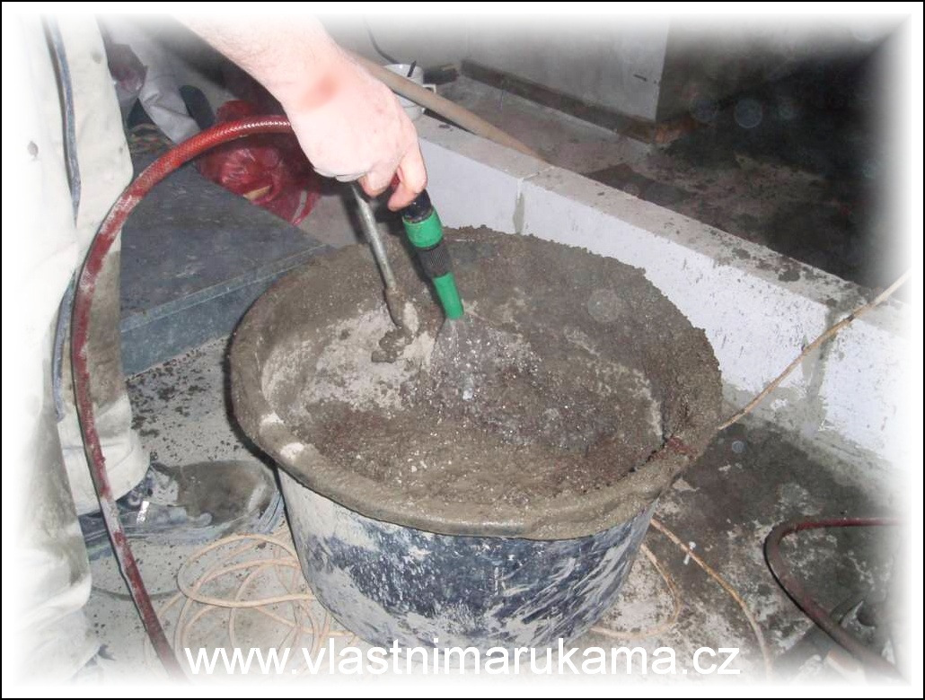 složení betonu, foto Michi míchání betonu ve vědru