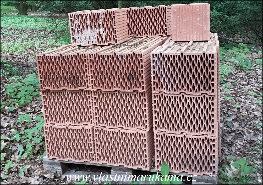Tvárnice složené na pozemku
