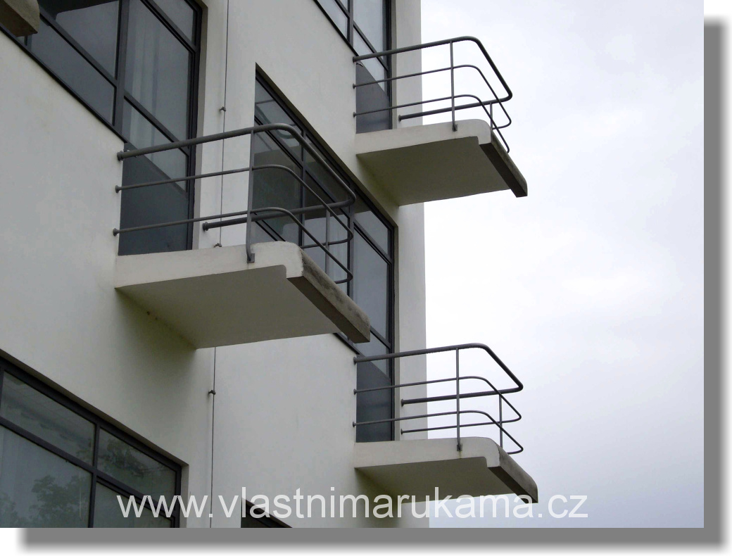 balkon, foto med balkon, definují architekti jako přístupnou a nosnou konstrukci stavby vyloženou nebo zavěšenou plošinu ohrazenou zábradlí