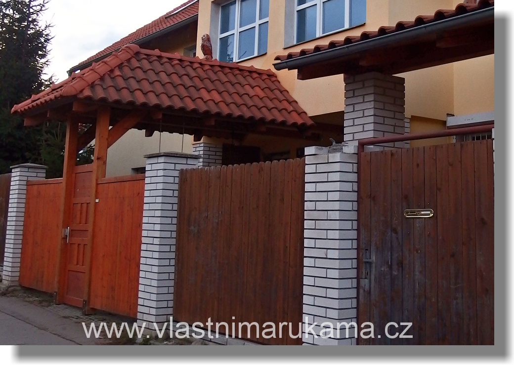 stříška nad vchodem, foto med Výběr typu vchodové stříšky samozřejmě ovlivní vzhled našeho domu.