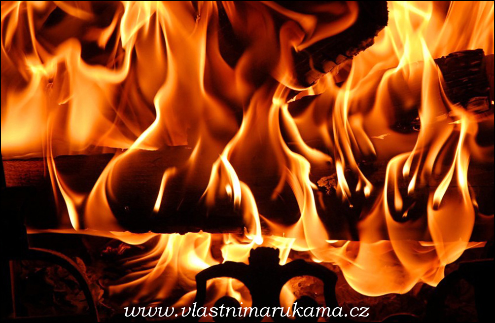 oheň v krbu, foto archiv