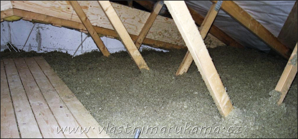 izolace půdy, foto archiv Papír totiž je – a může být i ve stavebnictví - vynikající izolant. Proto se z něj vyrábějí papírové izolace.