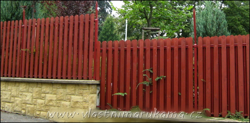 Pohlednější a opět módní jsou ploty dřevěné, často tzv. německého stylu. 