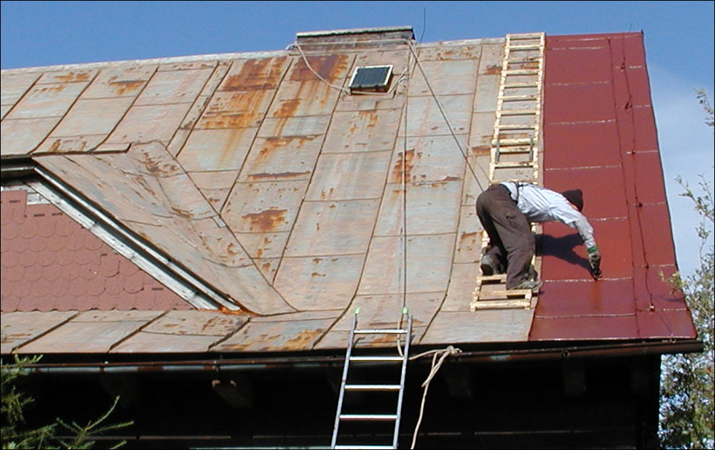 natírání rezavé střechy