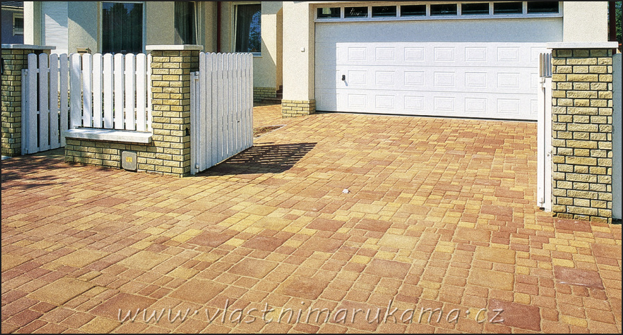Nejenže je vydlážděné parkoviště u domu praktické, ale i dobře vypadá