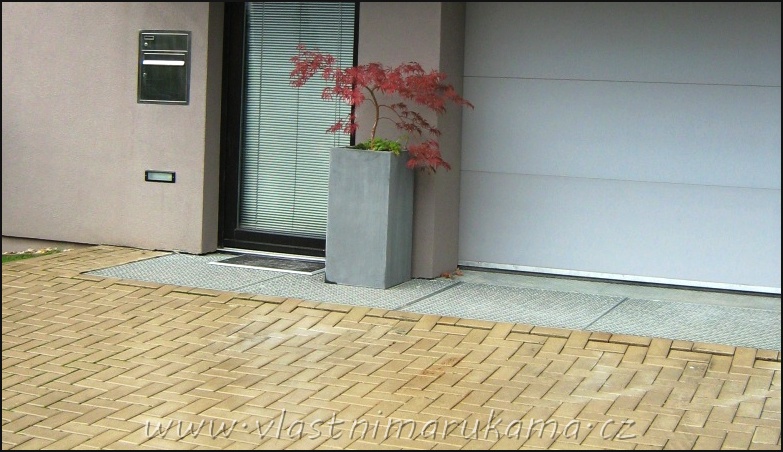 Rozhodli jsme se použít betonovou zámkovou dlažbu - pro chodníky a vstup do domu a případně i pro stání auta