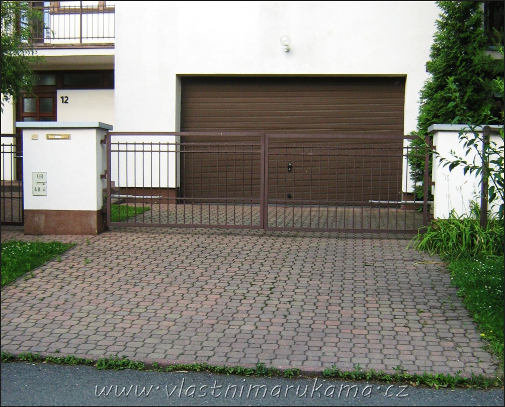 Stavba vjezdu do garáže, začíná naplánováním vlastního příjezdu na pozemek. 