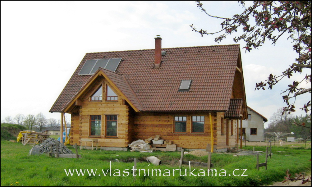 dřevostavba, foto med Dřevostavba . dům ze dřeva na zelené louce