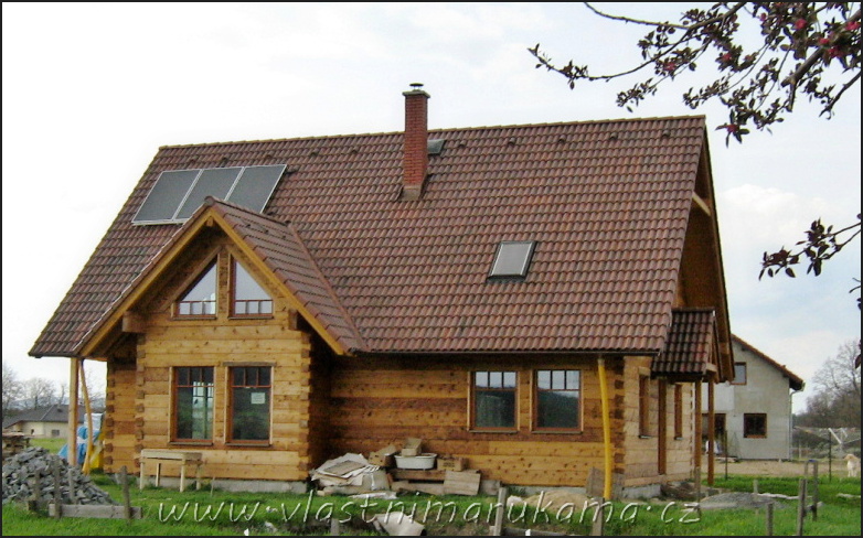dřevostavba, foto med Dřevo je obnovitelná surovina, které je u nás zatím dostatek. Jeho používání je součástí přírodního řetězce bez negativního vlivu na životní prostředí a má i kulturněhistorický význam. Stavby ze dřeva v současné době na žebříčku popularity rychle stoupají.
