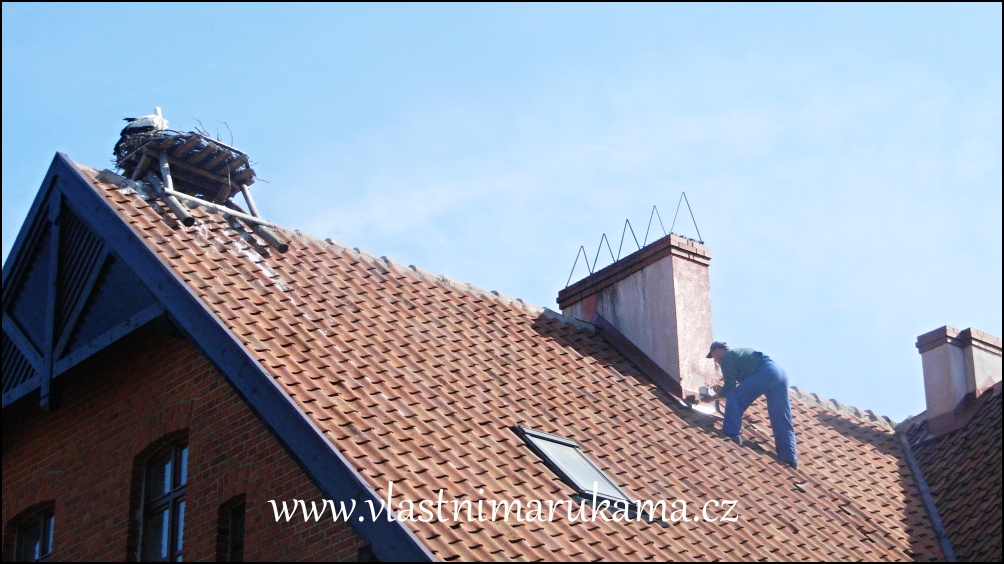 Oprava komínu na střeše s čapím hnízdem