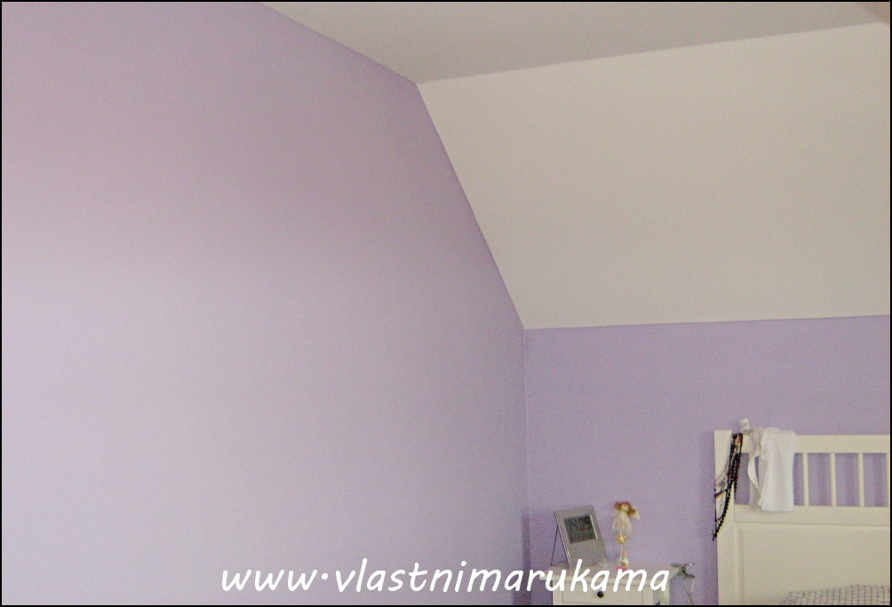 obložené podkroví sdk, foto med Stěny obložené sádrokartonem a natřené na lila odstín
