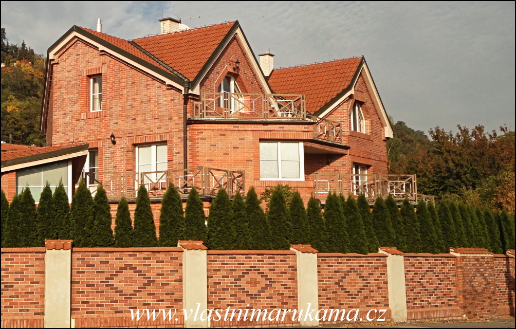 lícový cihlový obklad, foto med Na cihlový obklad domu se odedávna používalo dvouvrstvé lícové cihlové zdivo.
