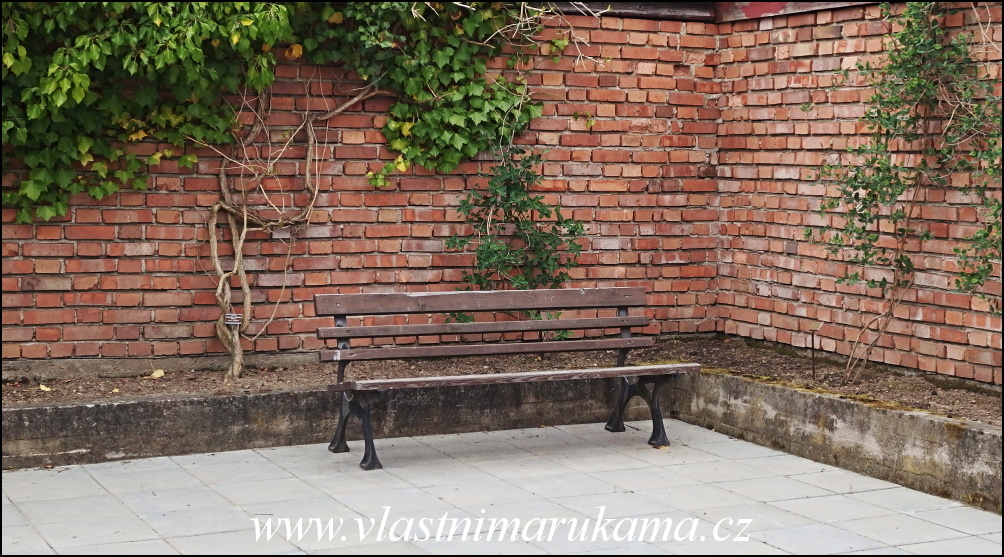 Cihlová zeď s lavičkou tvoří milé zákoutí