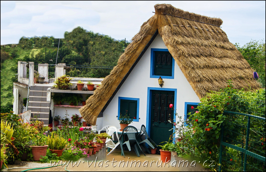 Většina současných zahradních staveb je z odolných materiálů, krytá kvalitní střešní krytinou, a stačí ji jen tak dvakrát do roka vyčistit.