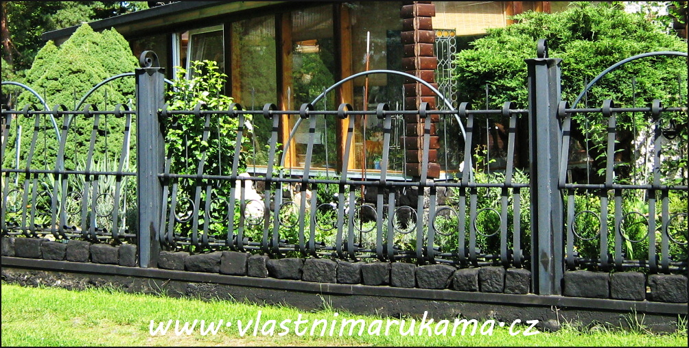 Železné prvky v zahradě zahrnují většinou ploty, někdy altány a kovový zahradní nábytek, případně zahradní dekorace.