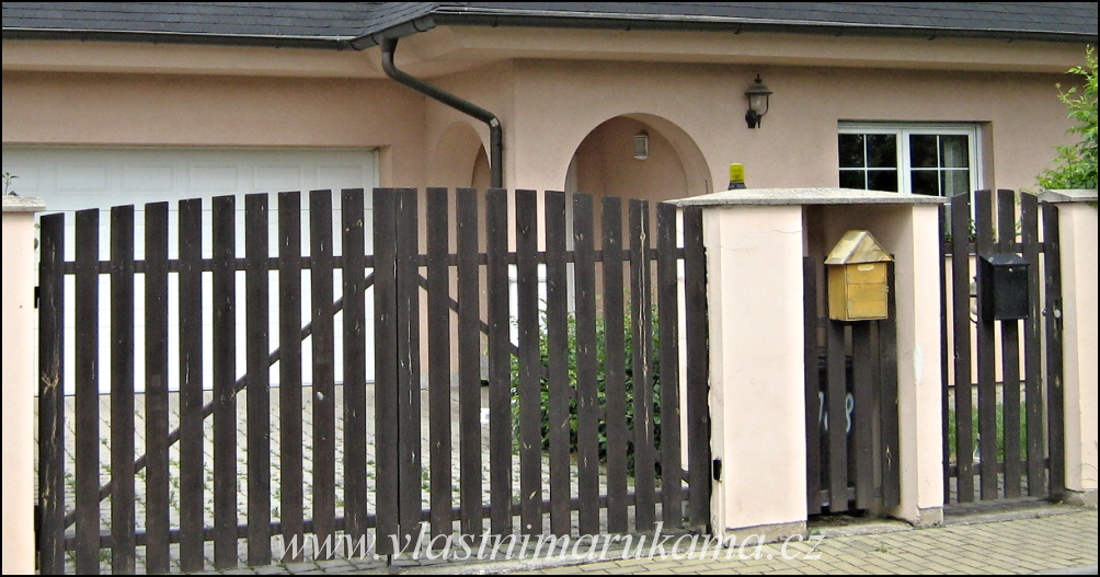 dřevěná brána a branka