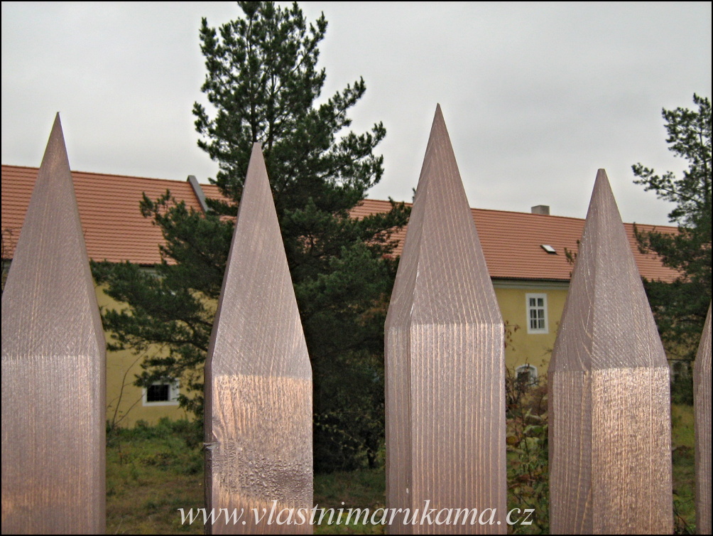 ostré hroty plotových hranolů zamezí pronikání vlhkosti