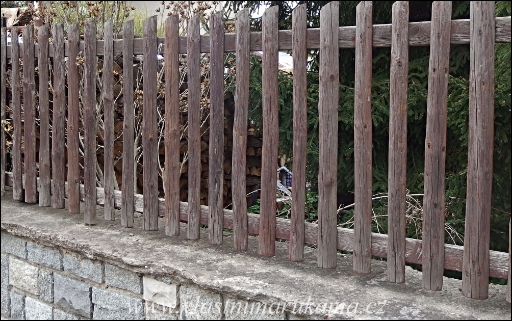 plot z půlek kulatiny