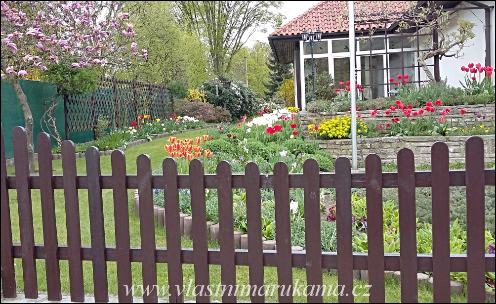 zakulacené latě plotu