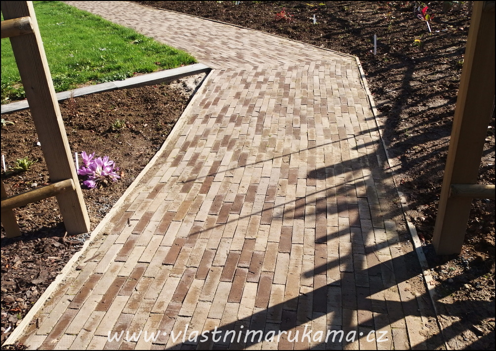 Na vyčištění většiny tvrdých povrchů a opravy cest u domu a chodníků, jako je beton, cihly, kámen a asfalt, potřebujeme především koště a zahradní hadice. 