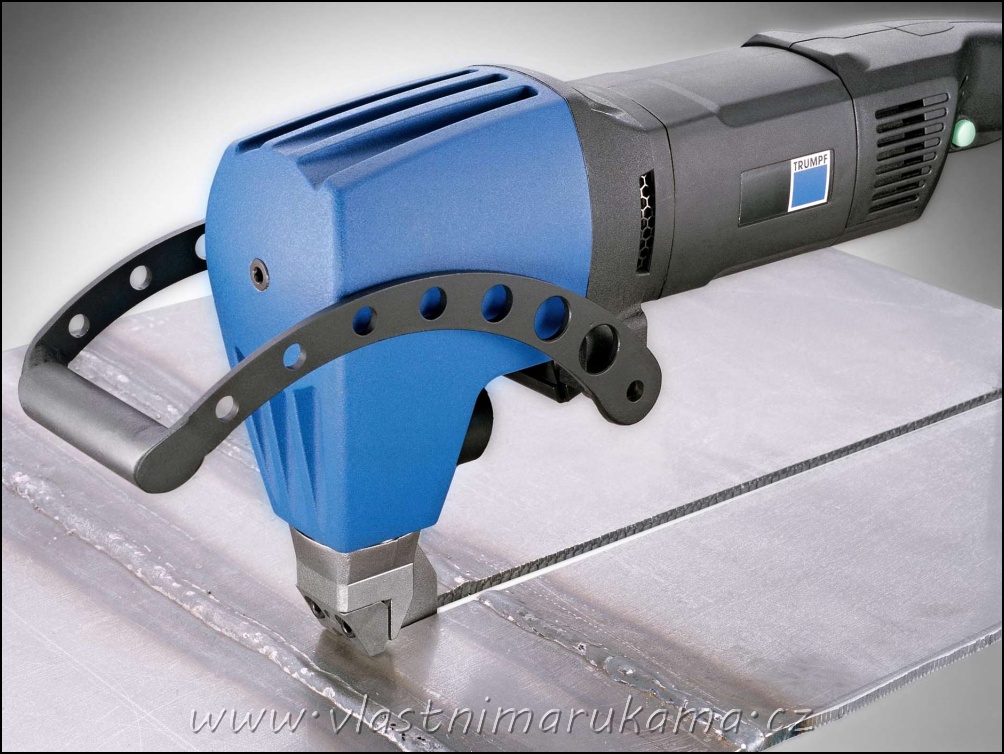 Motorové nůžky přeřezávají plech