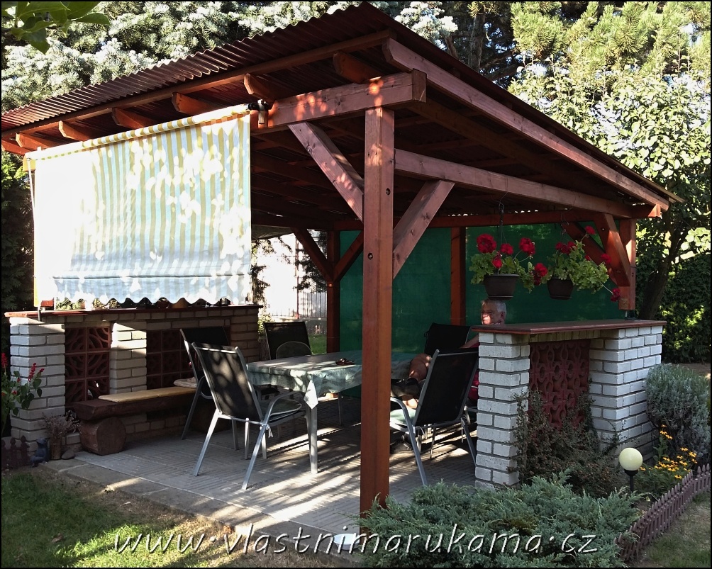 Dřevná pergola bývá porostlá popínavými rostlinami, které tvoří její vzdušné stěny i strop. 