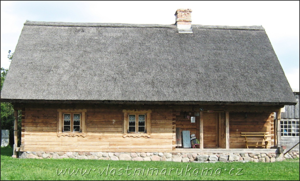 došky na střeše chalupy