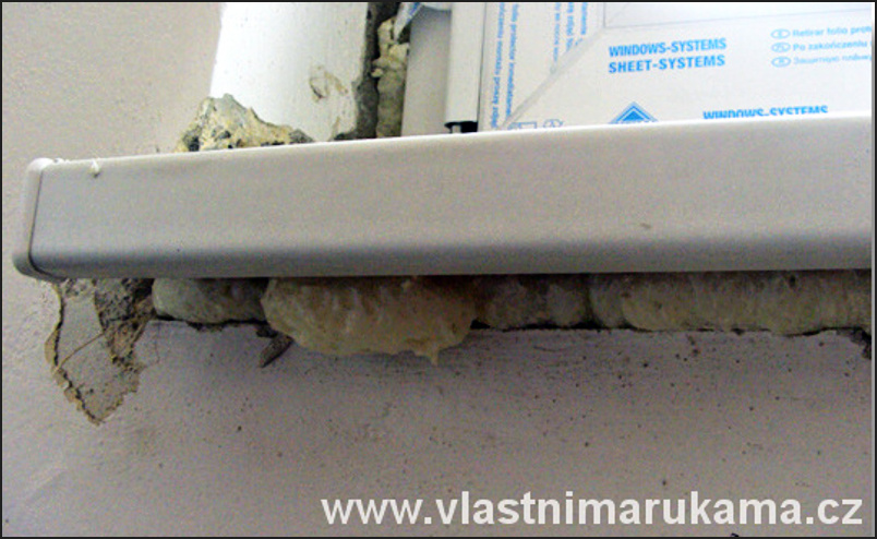 Parapet upevněný monrážní pěnou