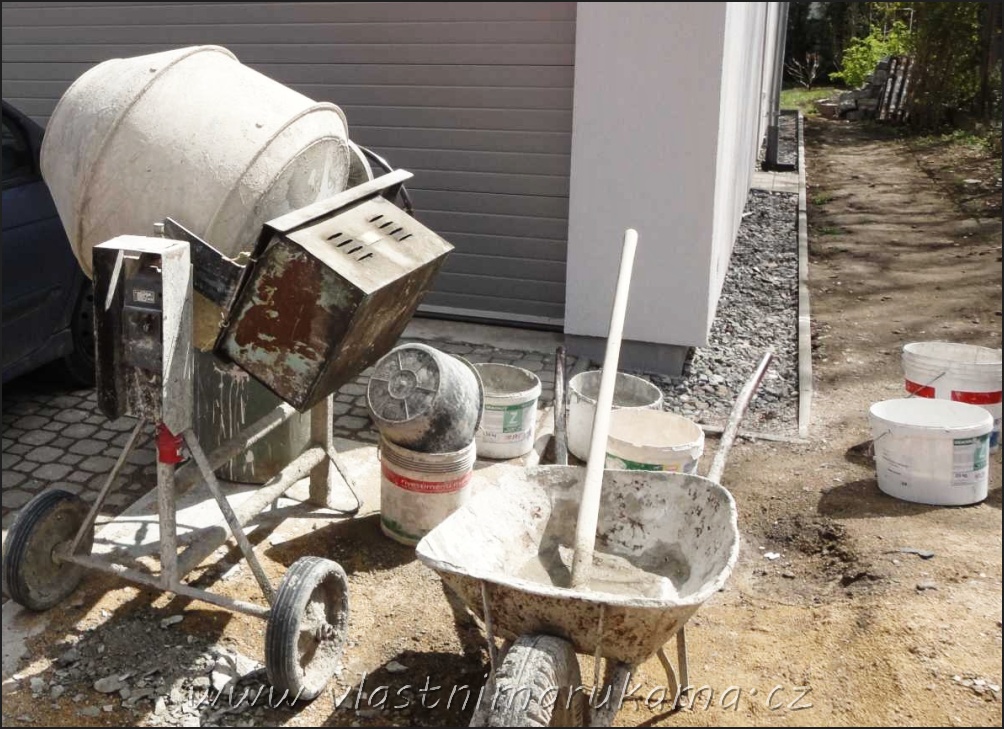 Stavbu nebo rekonstrukci domu si lze bez stavební míchačky jen těžko představit.