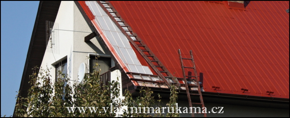 Ze všeho nejdříve přetřeme všechny letované spoje a nejvíce namáhané záhyby. Pokračujeme nátěrem celé plochy v asi metr širokých pásech