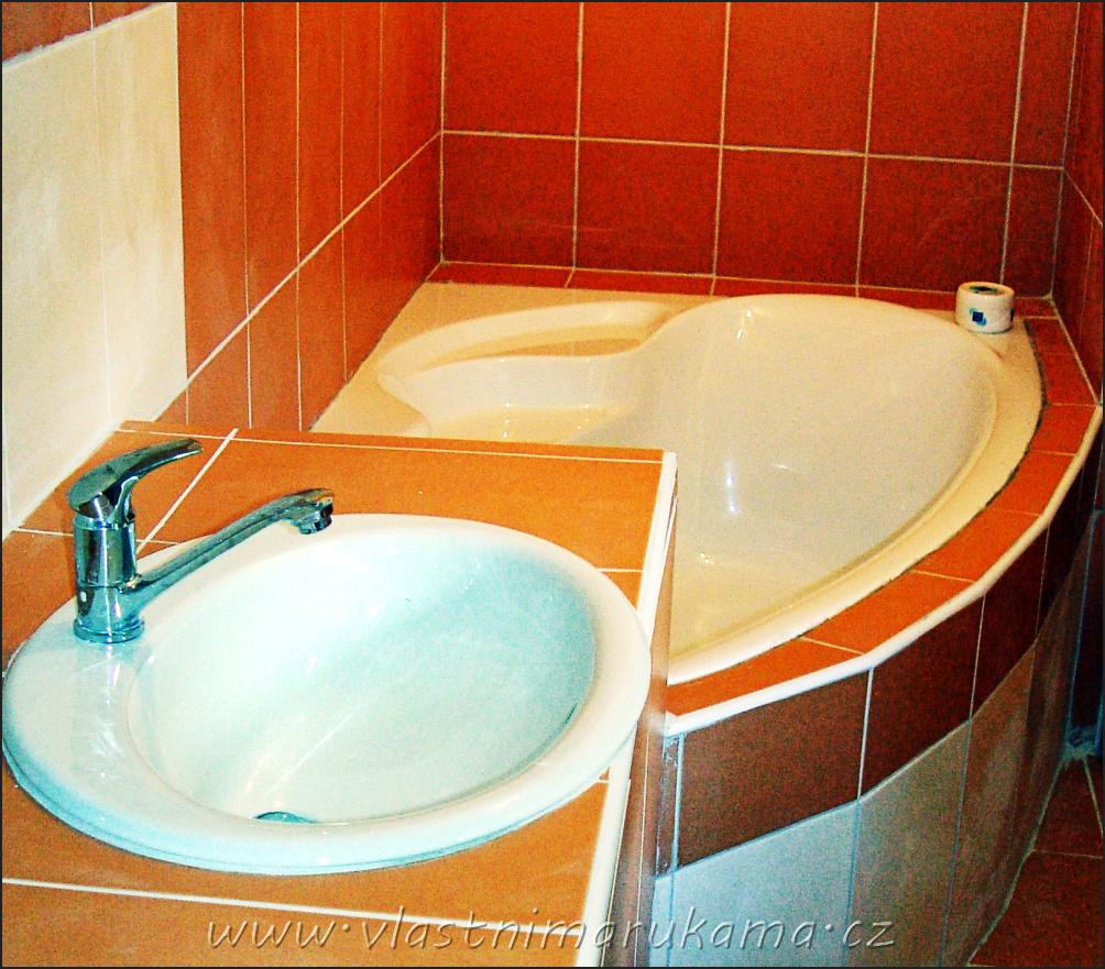 V soudobé koupelně se chceme nejen umýt, ale ve vaně plné pěny rádi relaxujeme třeba při svíčkách, hudbě a skleničce.