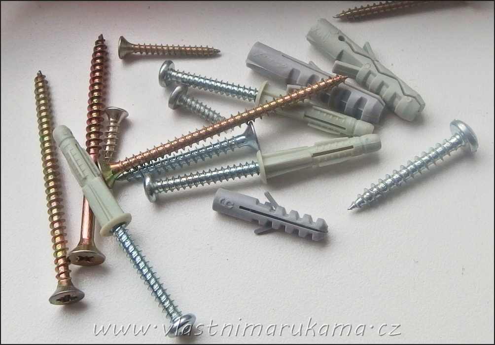 Hmoždinky a vruty jako prvky připevňující prakticky cokoliv ke stěně či stropu jsou neocenitelné.